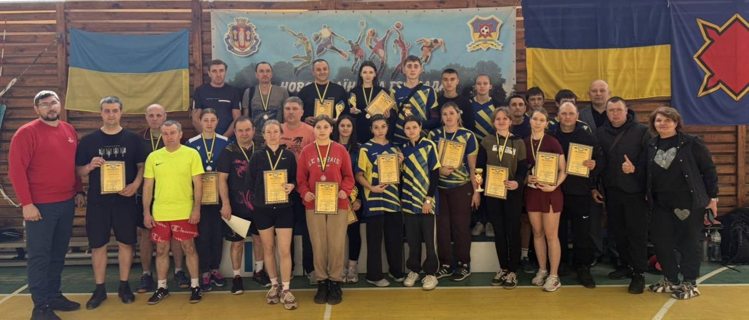 Обласні спортивні ігри серед громад: чоловіки й жінки грали в настільний теніс