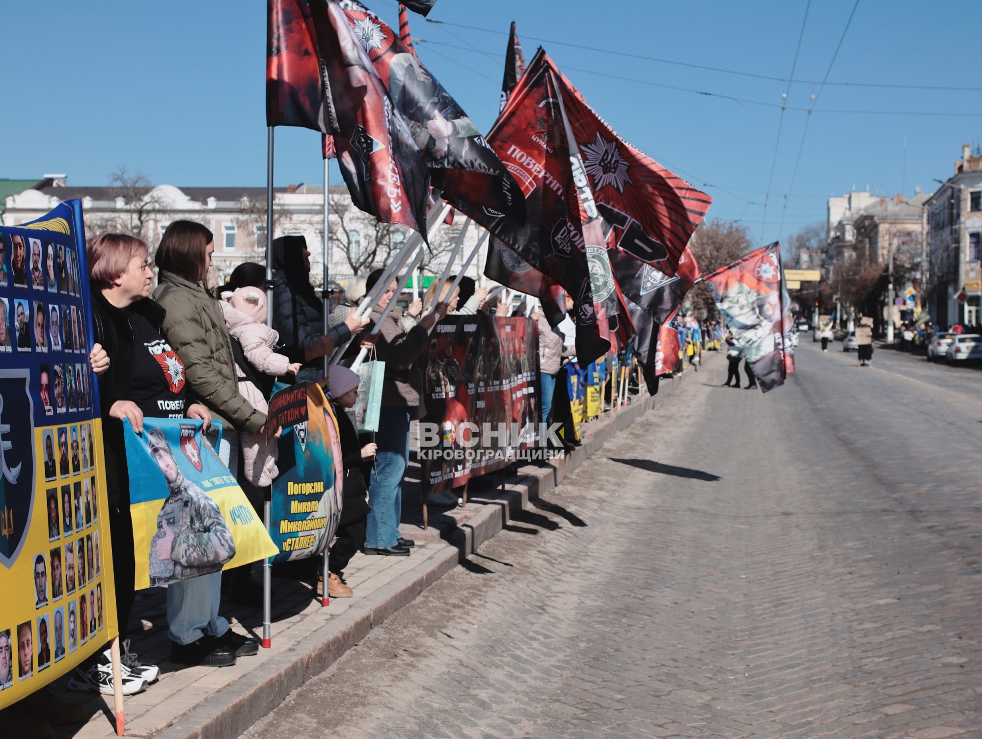 У Кропивницькому на акції підтримки полонених уперше розгорнули восьмиметровий прапор із фото бійців