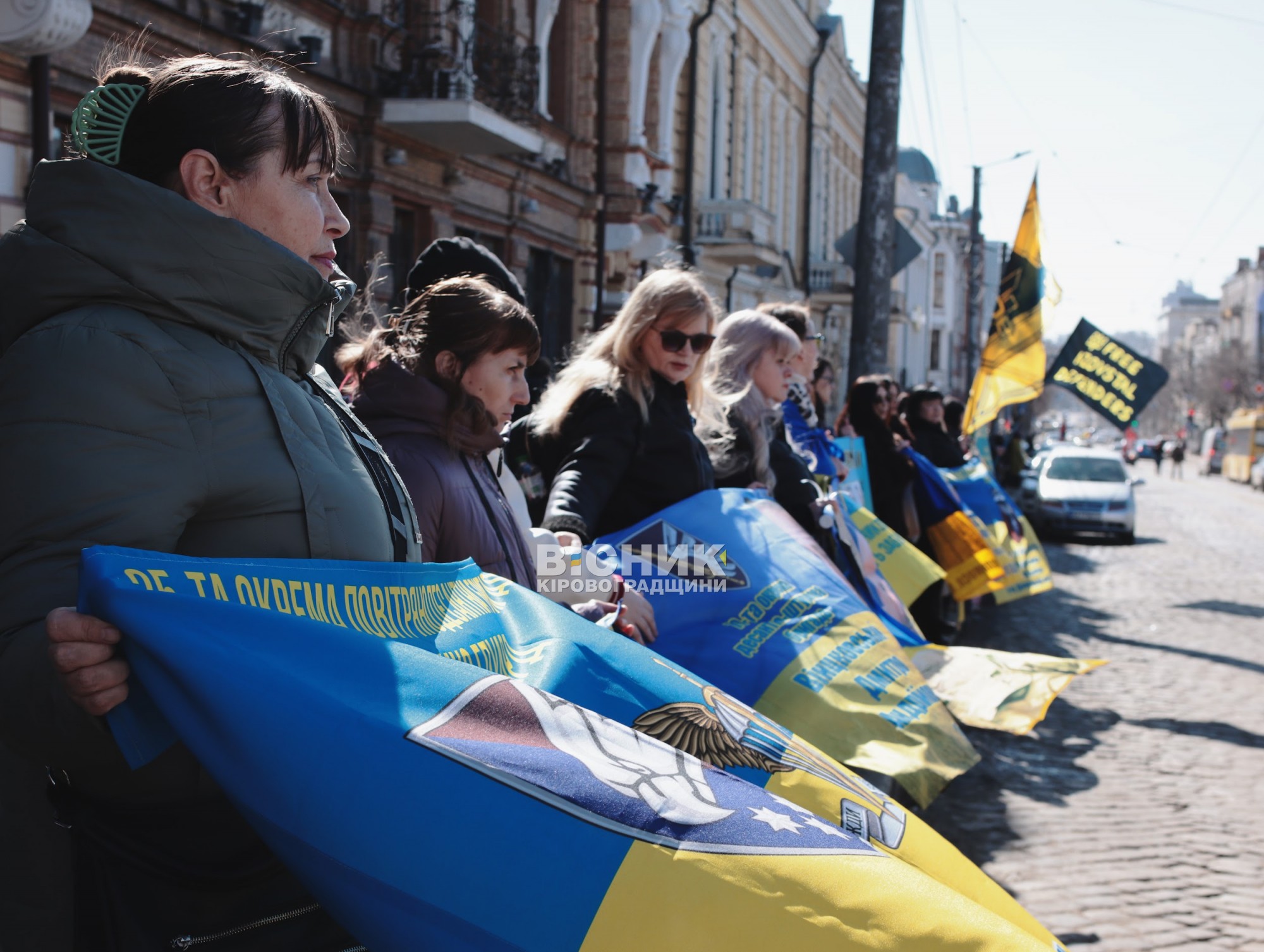 У Кропивницькому на акції підтримки полонених уперше розгорнули восьмиметровий прапор із фото бійців