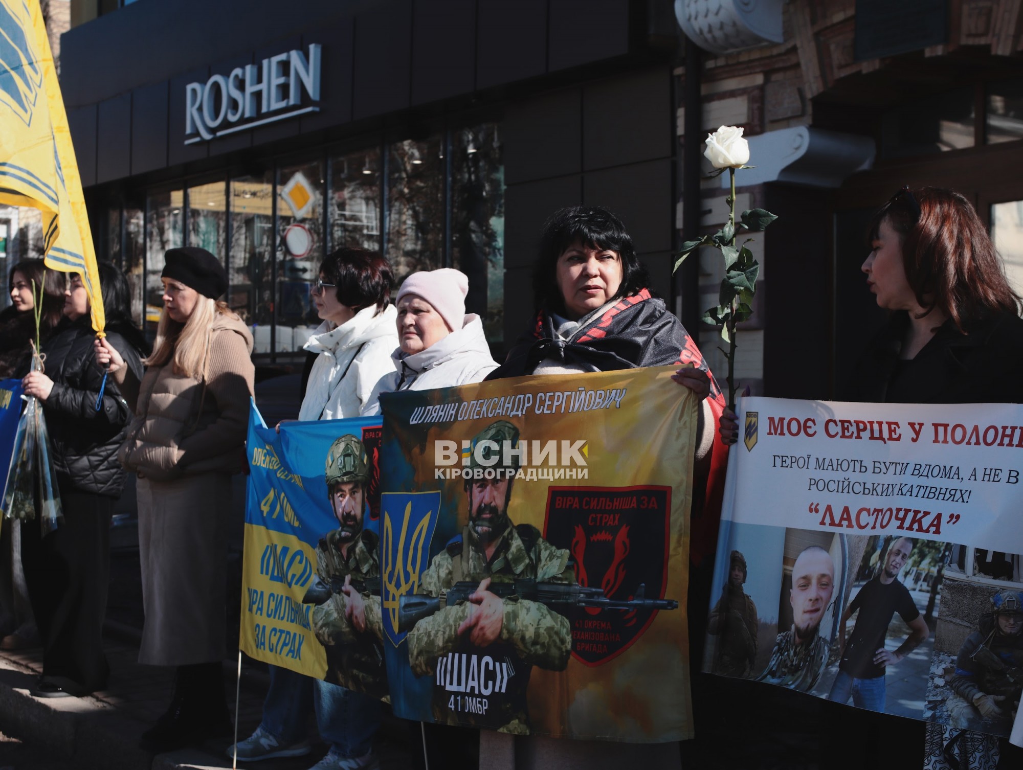 У Кропивницькому на акції підтримки полонених уперше розгорнули восьмиметровий прапор із фото бійців