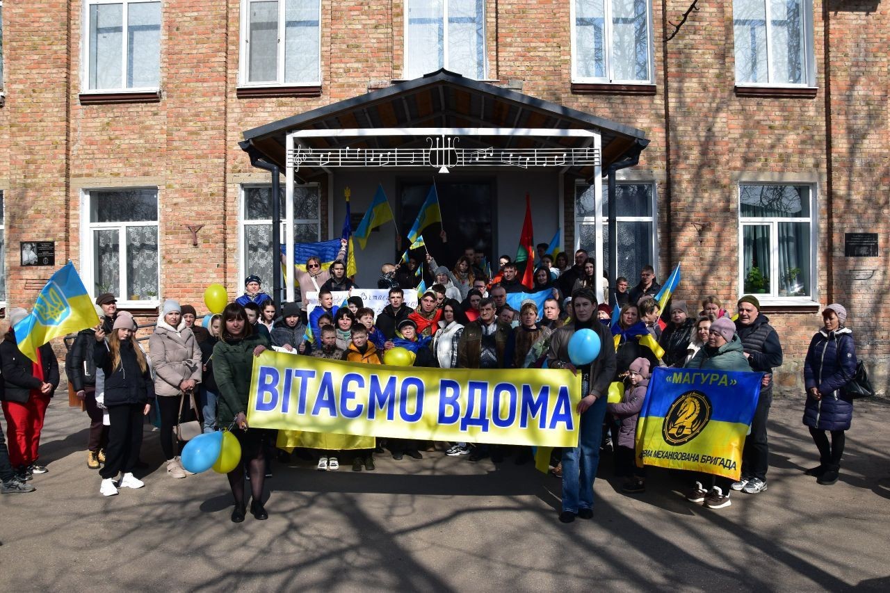 У Новопразькій громаді зустріли захисника, який повернувся з російського полону У Новопразькій громаді зустріли захисника, який повернувся з російського полону