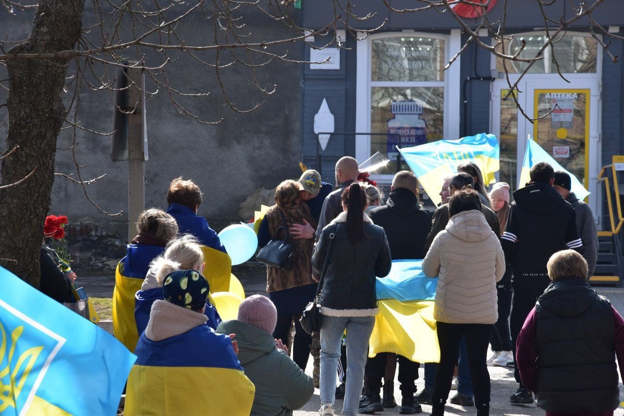 У Новопразькій громаді зустріли захисника, який повернувся з російського полону У Новопразькій громаді зустріли захисника, який повернувся з російського полону