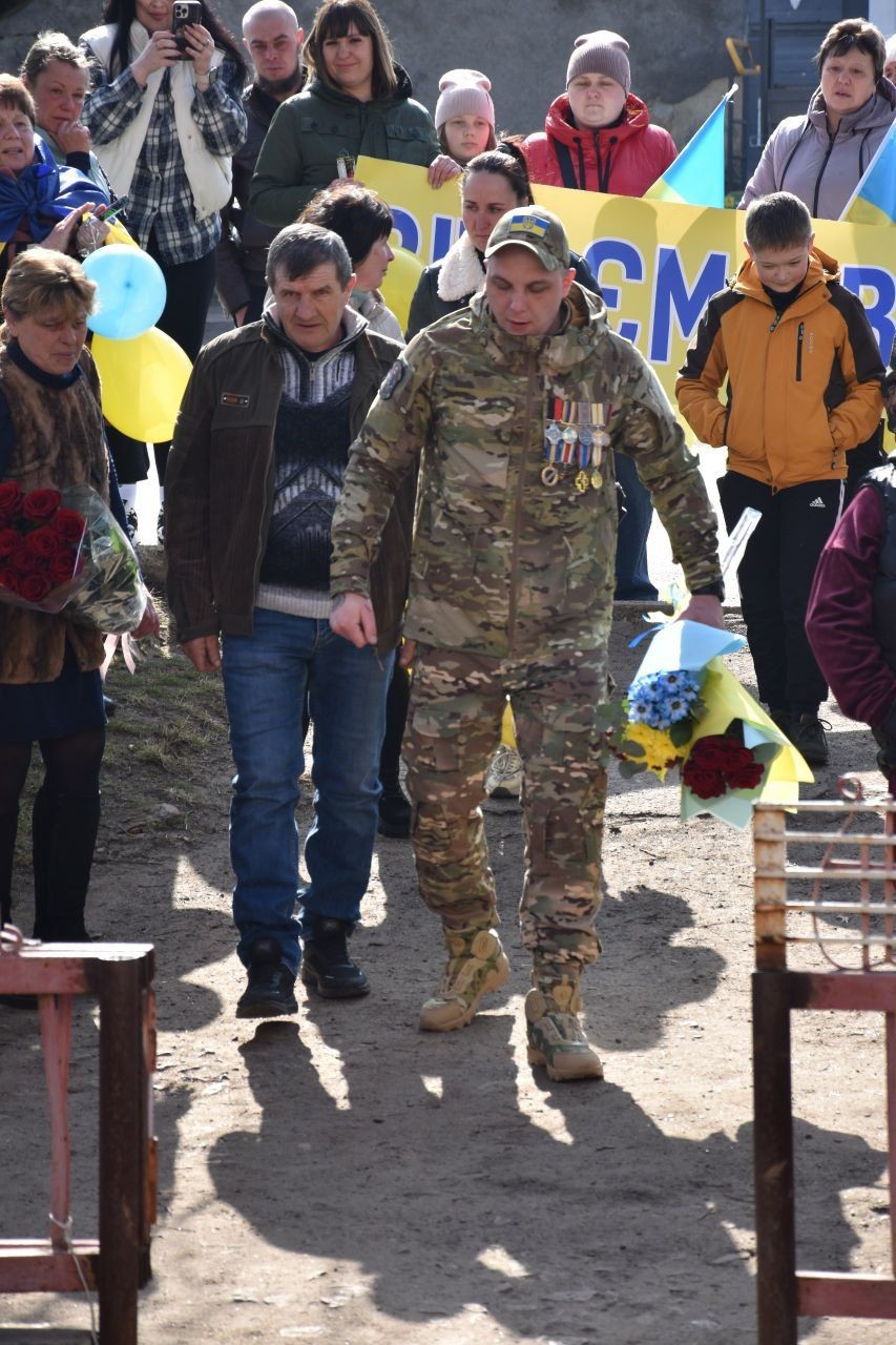 У Новопразькій громаді зустріли захисника, який повернувся з російського полону У Новопразькій громаді зустріли захисника, який повернувся з російського полону