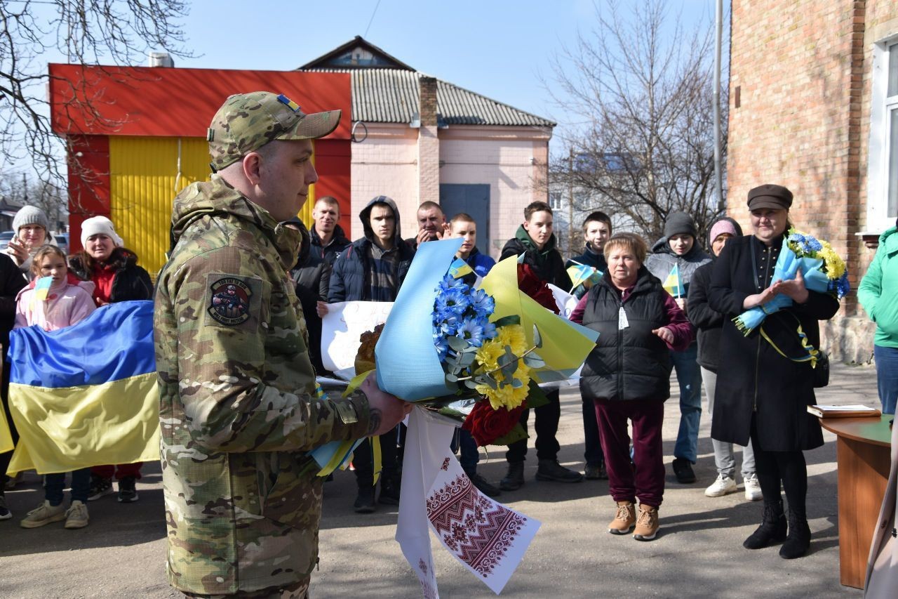 У Новопразькій громаді зустріли захисника, який повернувся з російського полону У Новопразькій громаді зустріли захисника, який повернувся з російського полону