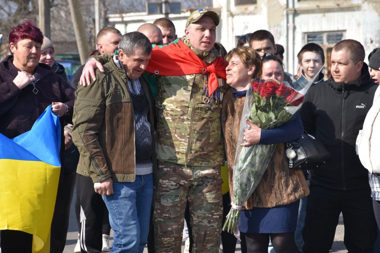 У Новопразькій громаді зустріли захисника, який повернувся з російського полону У Новопразькій громаді зустріли захисника, який повернувся з російського полону