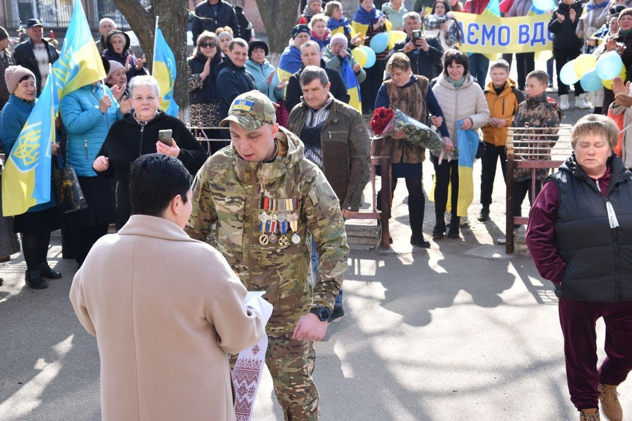 У Новопразькій громаді зустріли захисника, який повернувся з російського полону У Новопразькій громаді зустріли захисника, який повернувся з російського полону