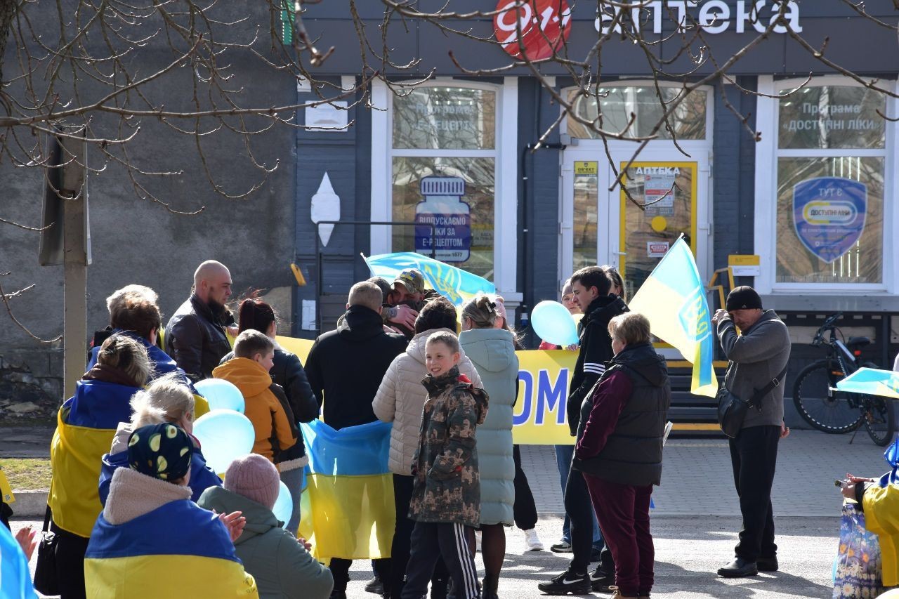 У Новопразькій громаді зустріли захисника, який повернувся з російського полону У Новопразькій громаді зустріли захисника, який повернувся з російського полону