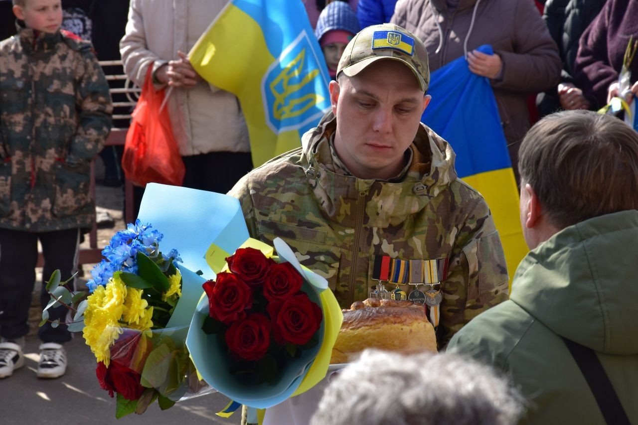 У Новопразькій громаді зустріли захисника, який повернувся з російського полону У Новопразькій громаді зустріли захисника, який повернувся з російського полону