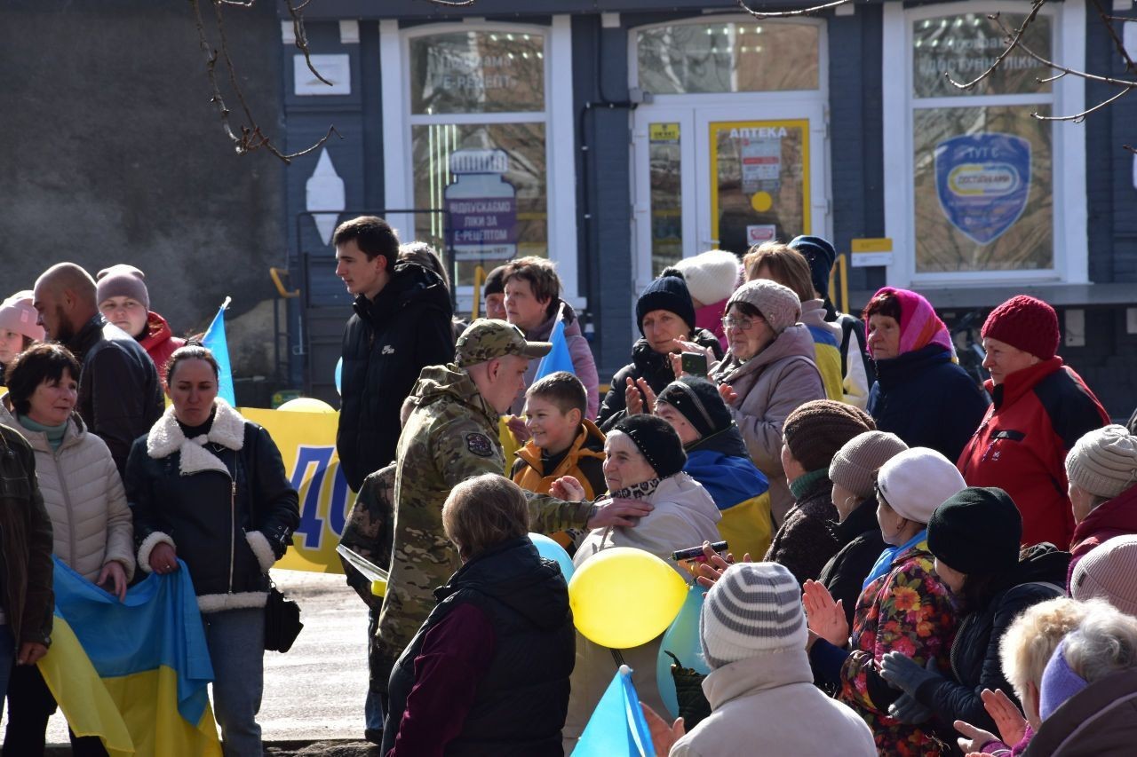 У Новопразькій громаді зустріли захисника, який повернувся з російського полону У Новопразькій громаді зустріли захисника, який повернувся з російського полону
