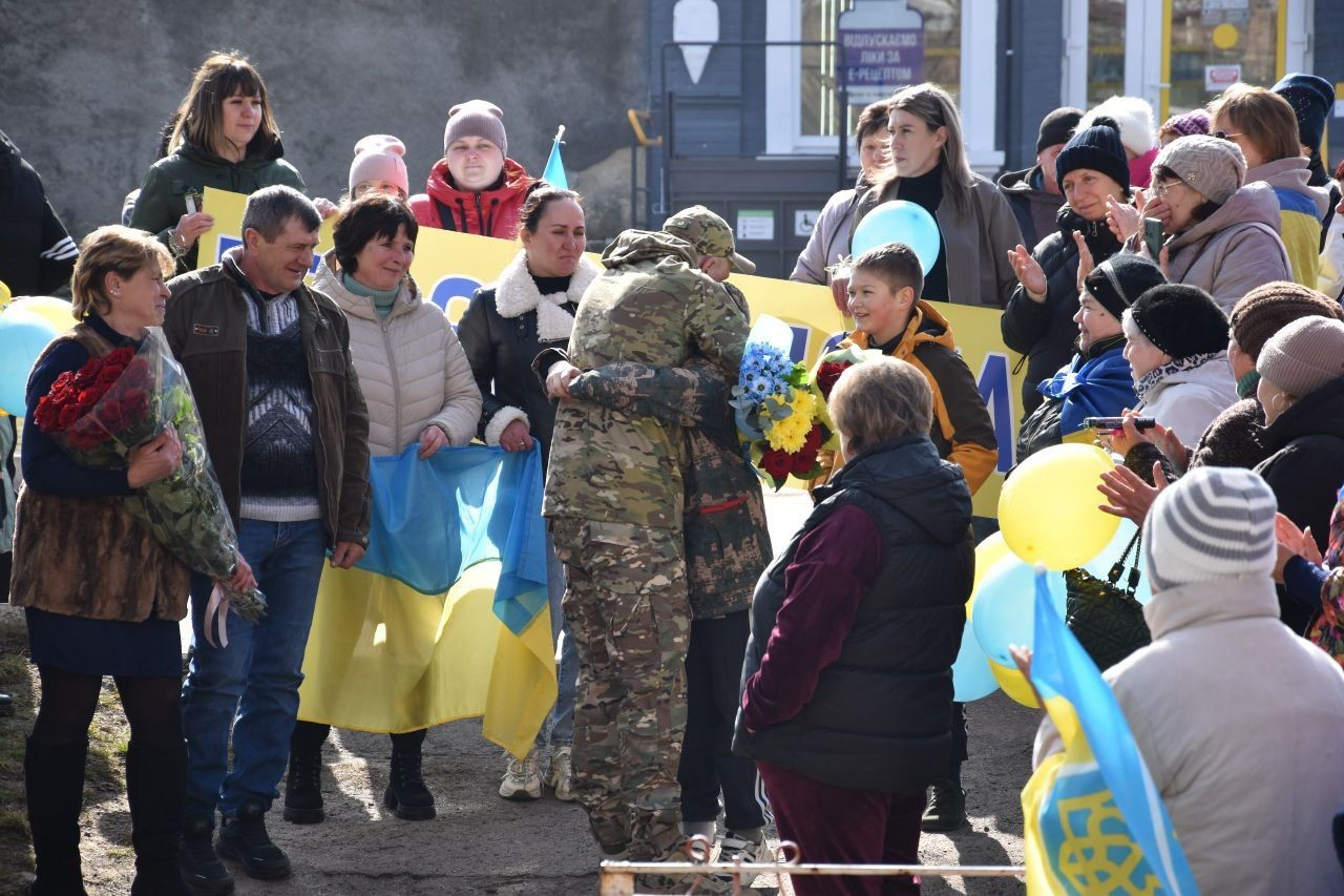 У Новопразькій громаді зустріли захисника, який повернувся з російського полону У Новопразькій громаді зустріли захисника, який повернувся з російського полону