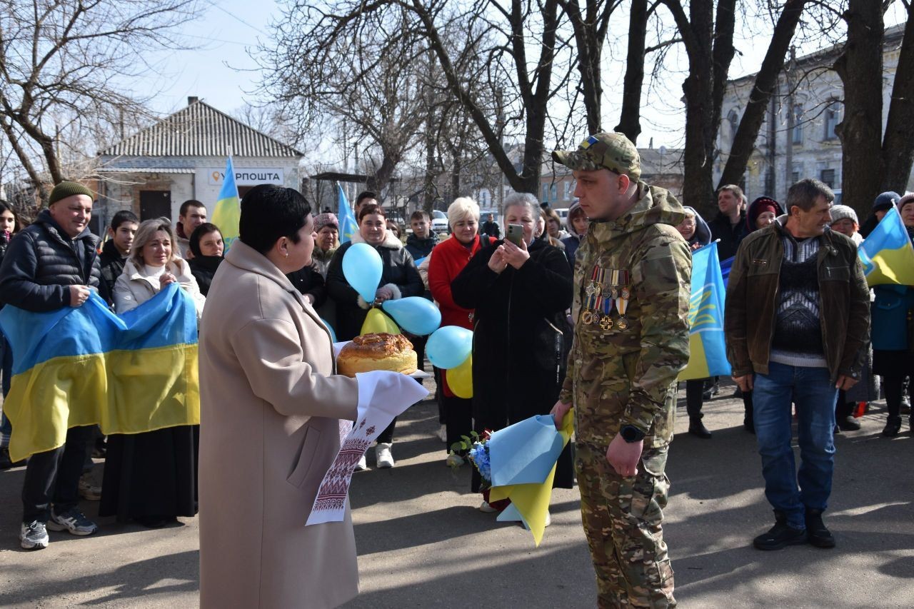 У Новопразькій громаді зустріли захисника, який повернувся з російського полону У Новопразькій громаді зустріли захисника, який повернувся з російського полону