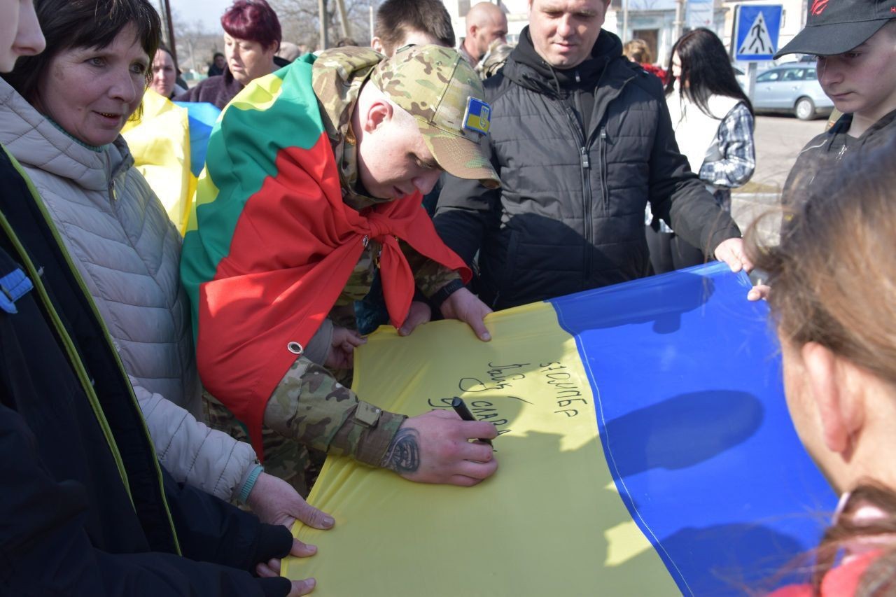 У Новопразькій громаді зустріли захисника, який повернувся з російського полону У Новопразькій громаді зустріли захисника, який повернувся з російського полону