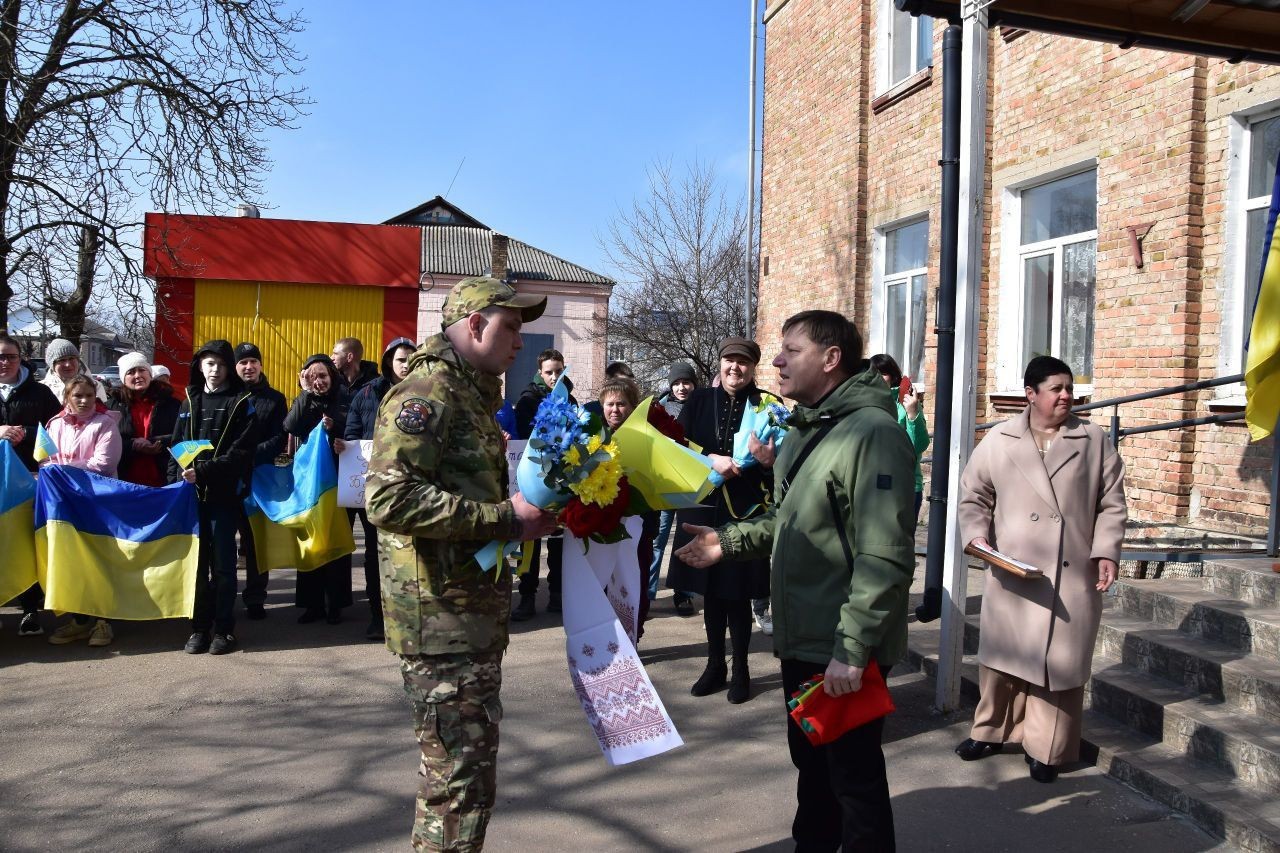 У Новопразькій громаді зустріли захисника, який повернувся з російського полону У Новопразькій громаді зустріли захисника, який повернувся з російського полону