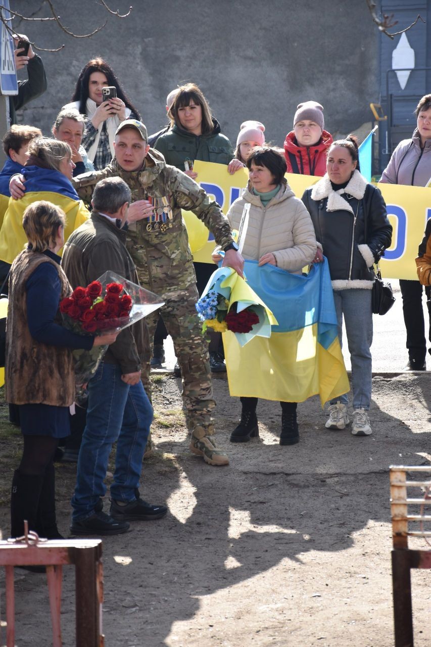 У Новопразькій громаді зустріли захисника, який повернувся з російського полону У Новопразькій громаді зустріли захисника, який повернувся з російського полону