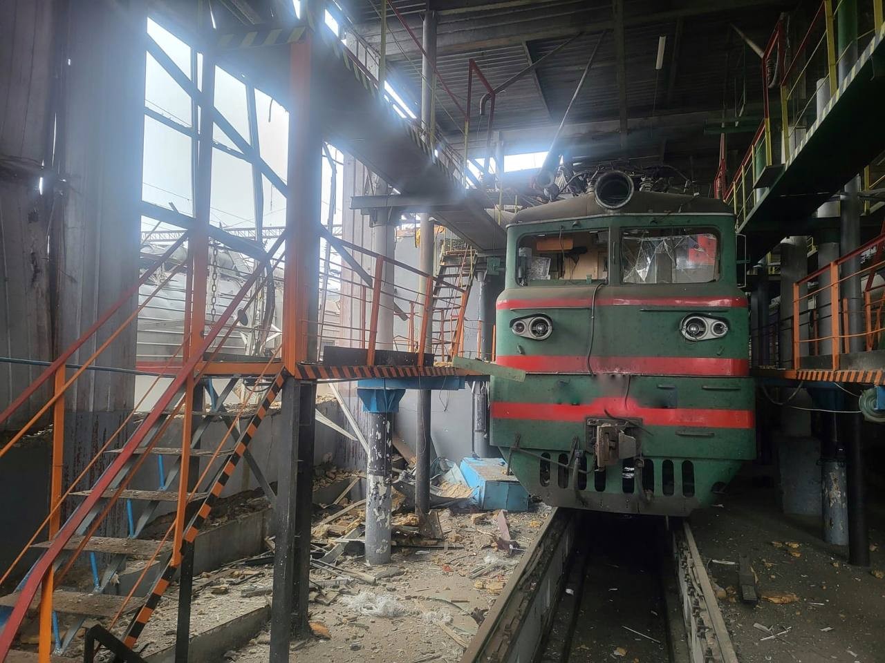 Нічна атака дронів на Кіровоградщину: без жертв, але пошкоджено локомотиви