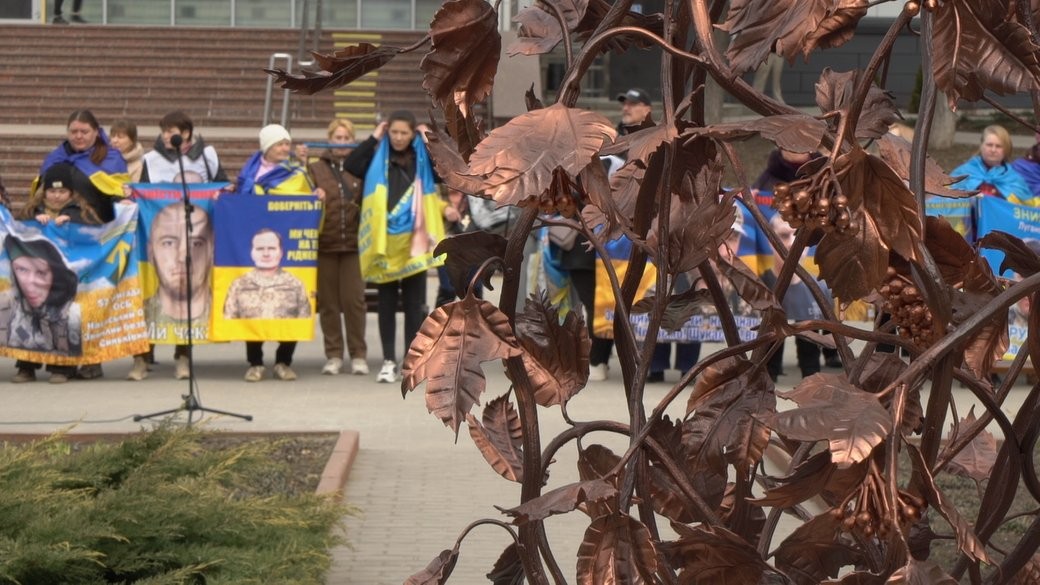 У центрі Кропивницького відкрили меморіальну інсталяцію «Калина надії»