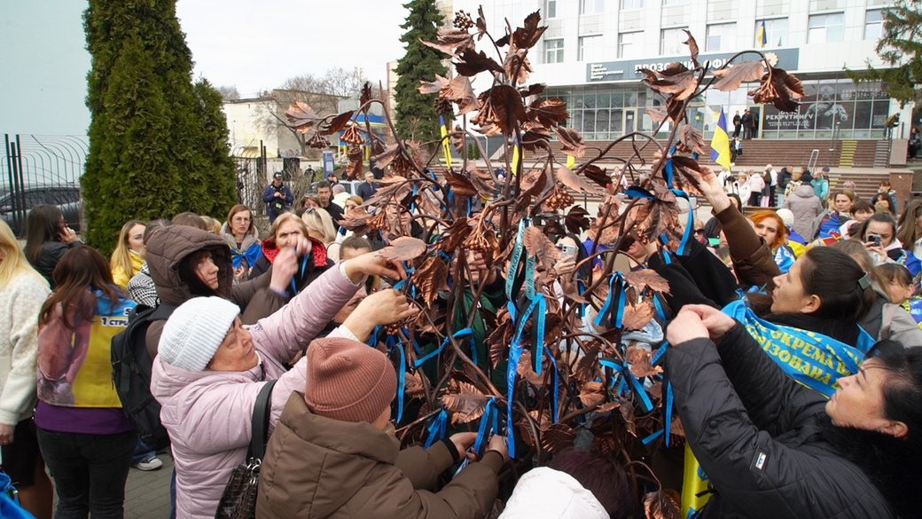 У центрі Кропивницького відкрили меморіальну інсталяцію «Калина надії»