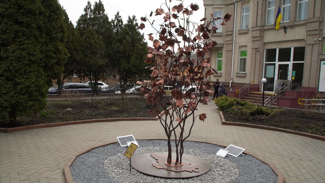 У центрі Кропивницького відкрили меморіальну інсталяцію «Калина надії»
