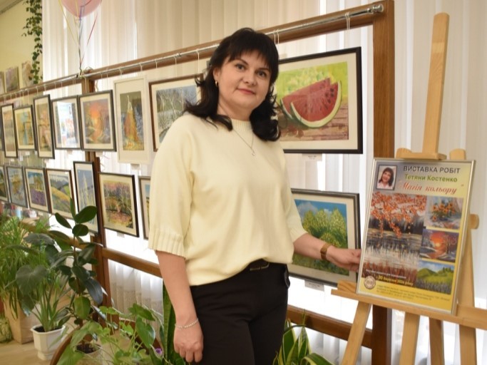 «Магія кольору» як ліки для душі: у Кропивницькому відкрилася виставка Тетяни Костенко