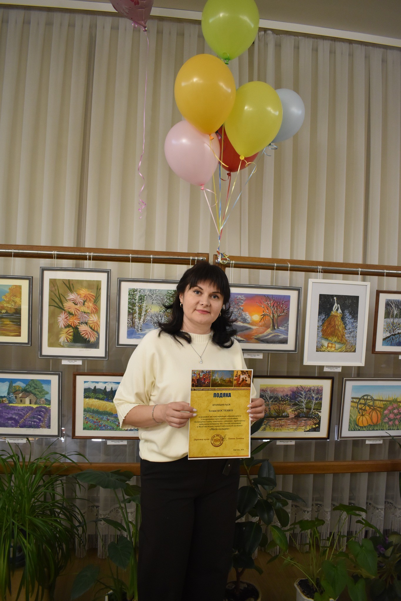 «Магія кольору» як ліки для душі: у Кропивницькому відкрилася виставка Тетяни Костенко