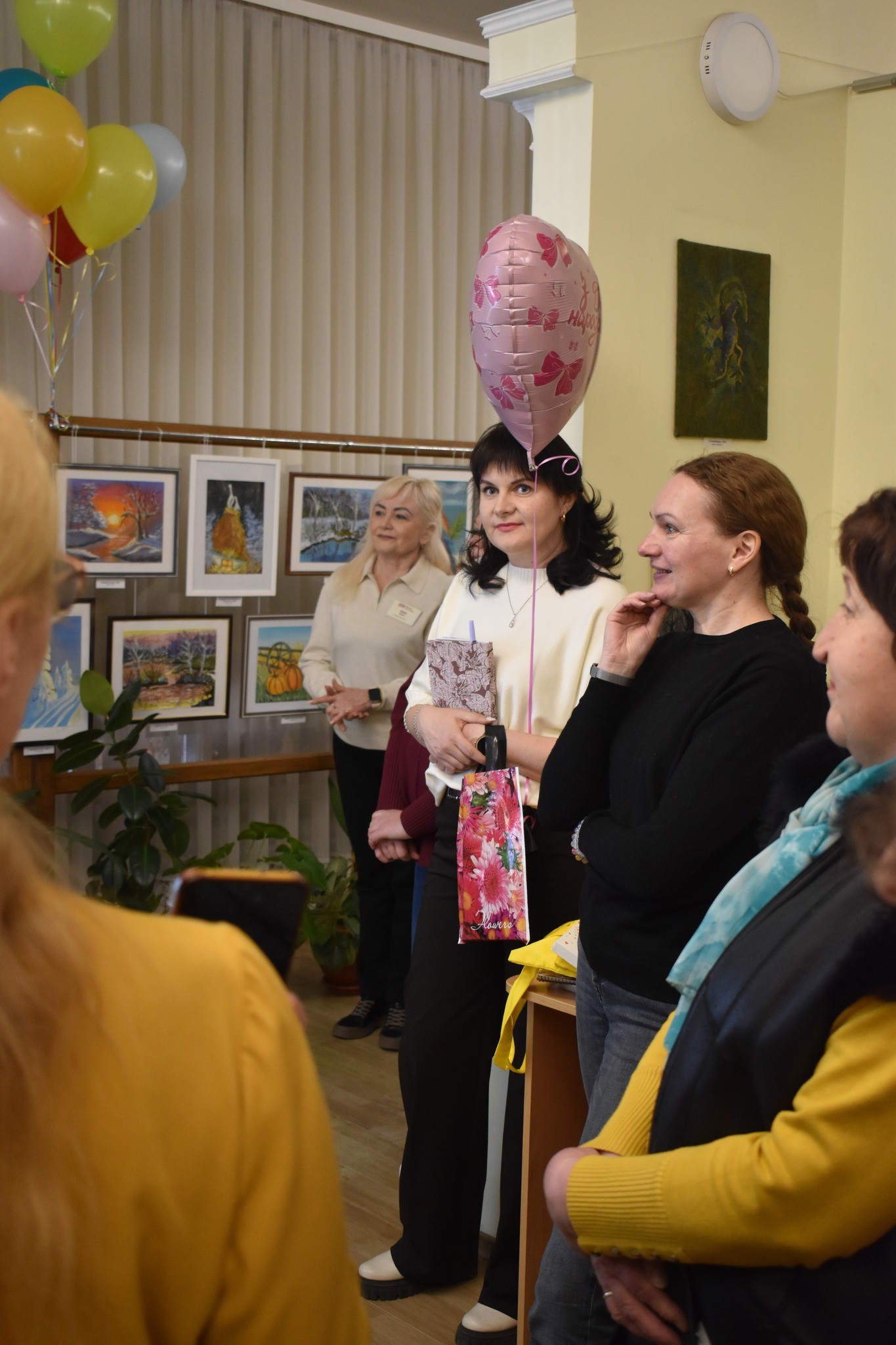 «Магія кольору» як ліки для душі: у Кропивницькому відкрилася виставка Тетяни Костенко