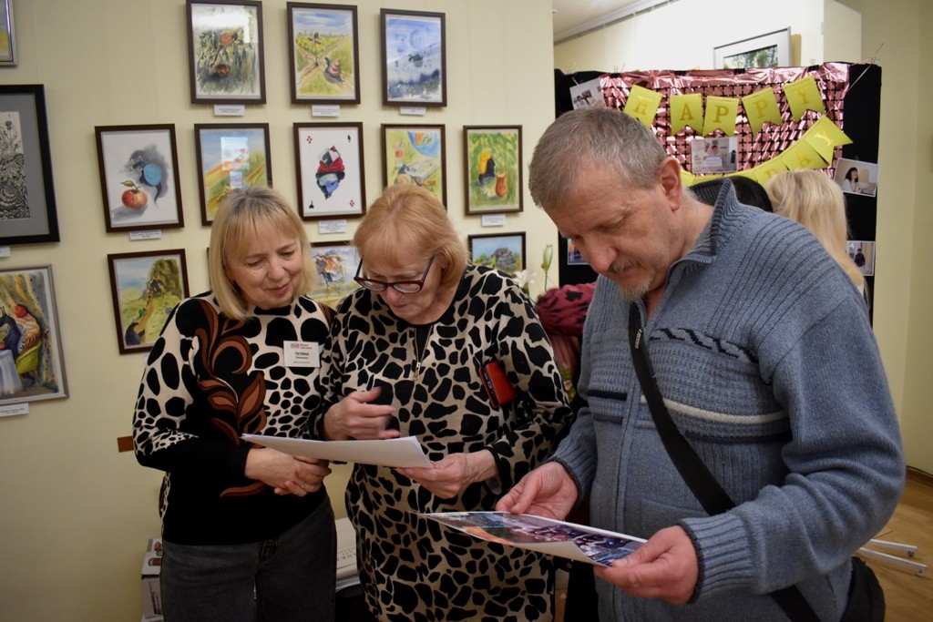 «Магія кольору» як ліки для душі: у Кропивницькому відкрилася виставка Тетяни Костенко