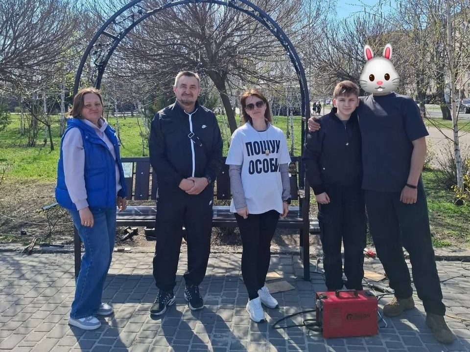 В Олександрії встановили лавку-символ на честь полонених та безвісти зниклих захисників В Олександрії встановили лавку-символ на честь полонених та безвісти зниклих захисників