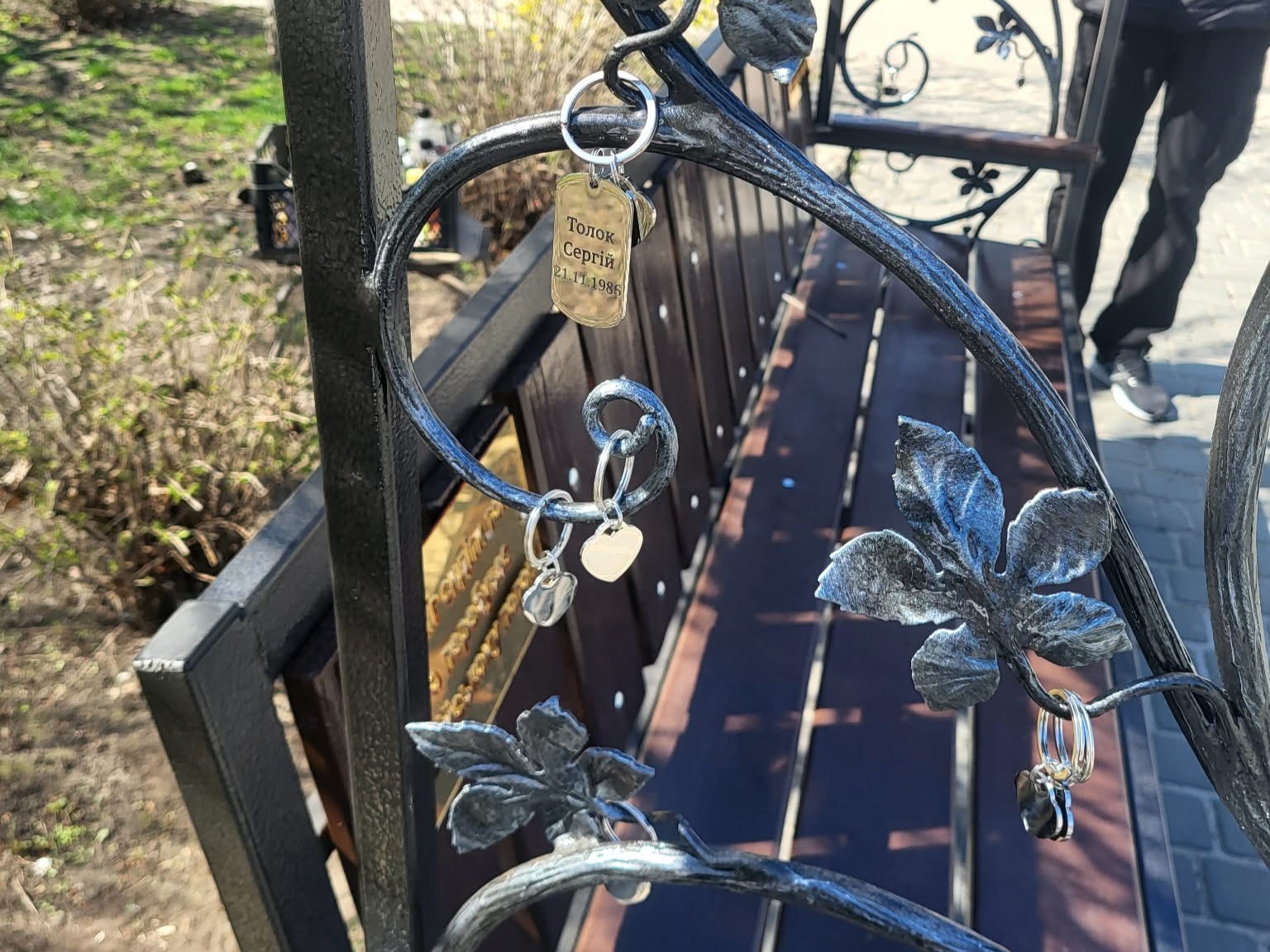 В Олександрії встановили лавку-символ на честь полонених та безвісти зниклих захисників