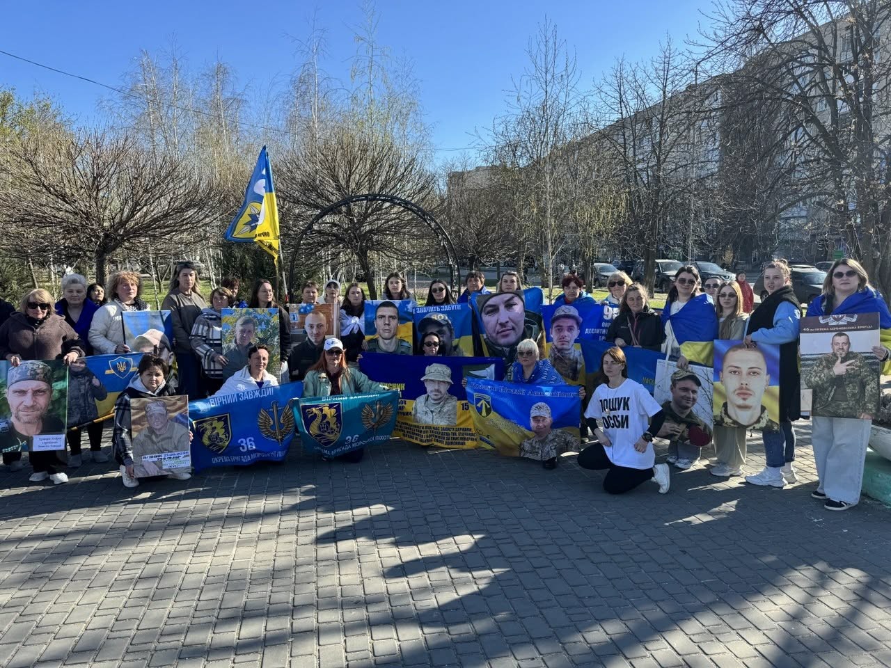 В Олександрії встановили лавку-символ на честь полонених та безвісти зниклих захисників