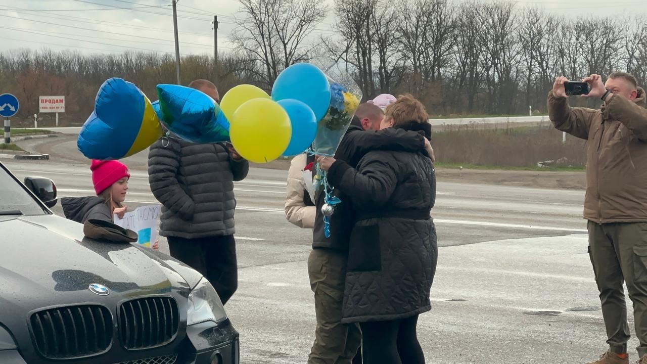 У Кропивницькому зустріли визволеного з полону захисника Дмитра Лихачова