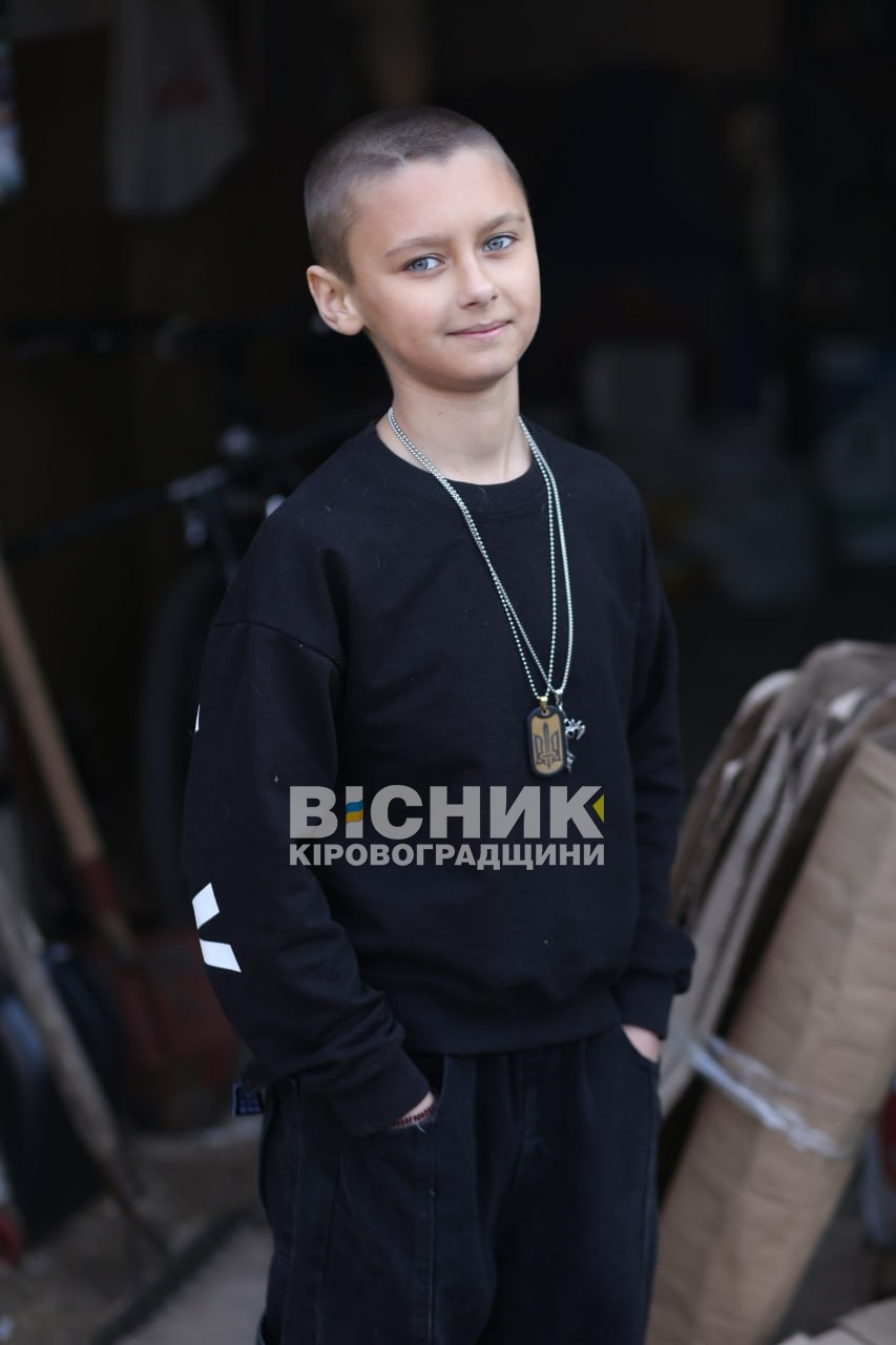 Замість іграшок — окопні свічки: історія 11-річного волонтера Максима