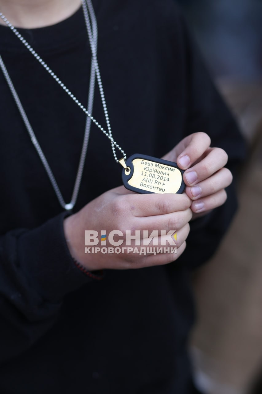 Замість іграшок — окопні свічки: історія 11-річного волонтера Максима