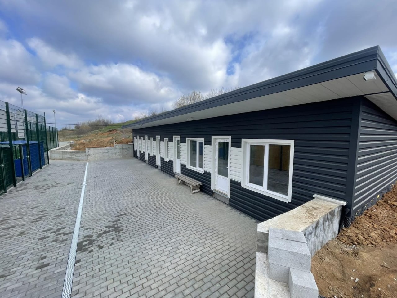 Вікторія Жидкова: «Підняла гирю 234 рази, вперше взявши до рук». Родина футболіста і воїна Миколи Жидкова будує мініфутбольне поле і бере участь у спортивних змаганнях — у пам'ять про сина