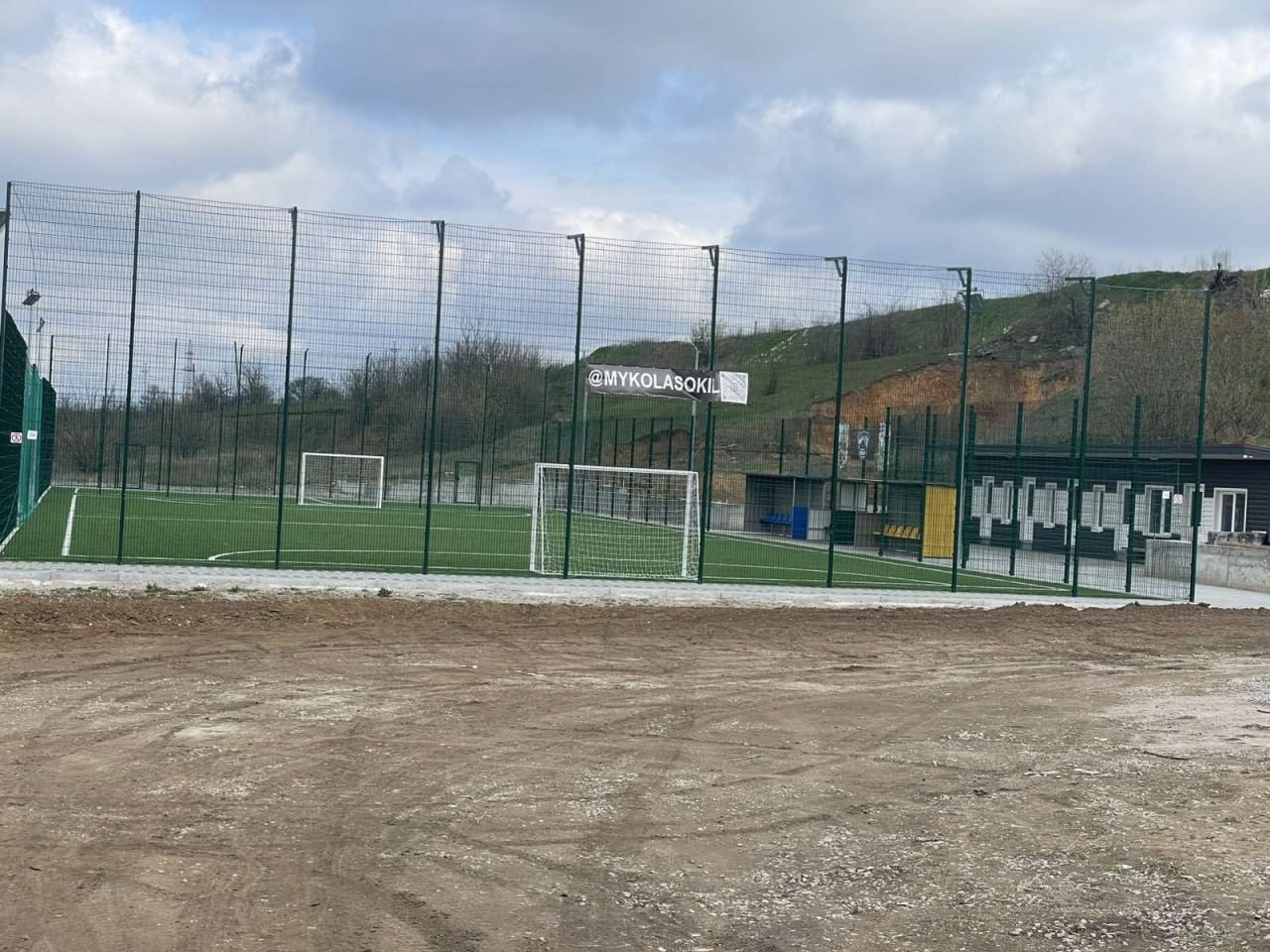 Вікторія Жидкова: «Підняла гирю 234 рази, вперше взявши до рук». Родина футболіста і воїна Миколи Жидкова будує мініфутбольне поле і бере участь у спортивних змаганнях — у пам'ять про сина