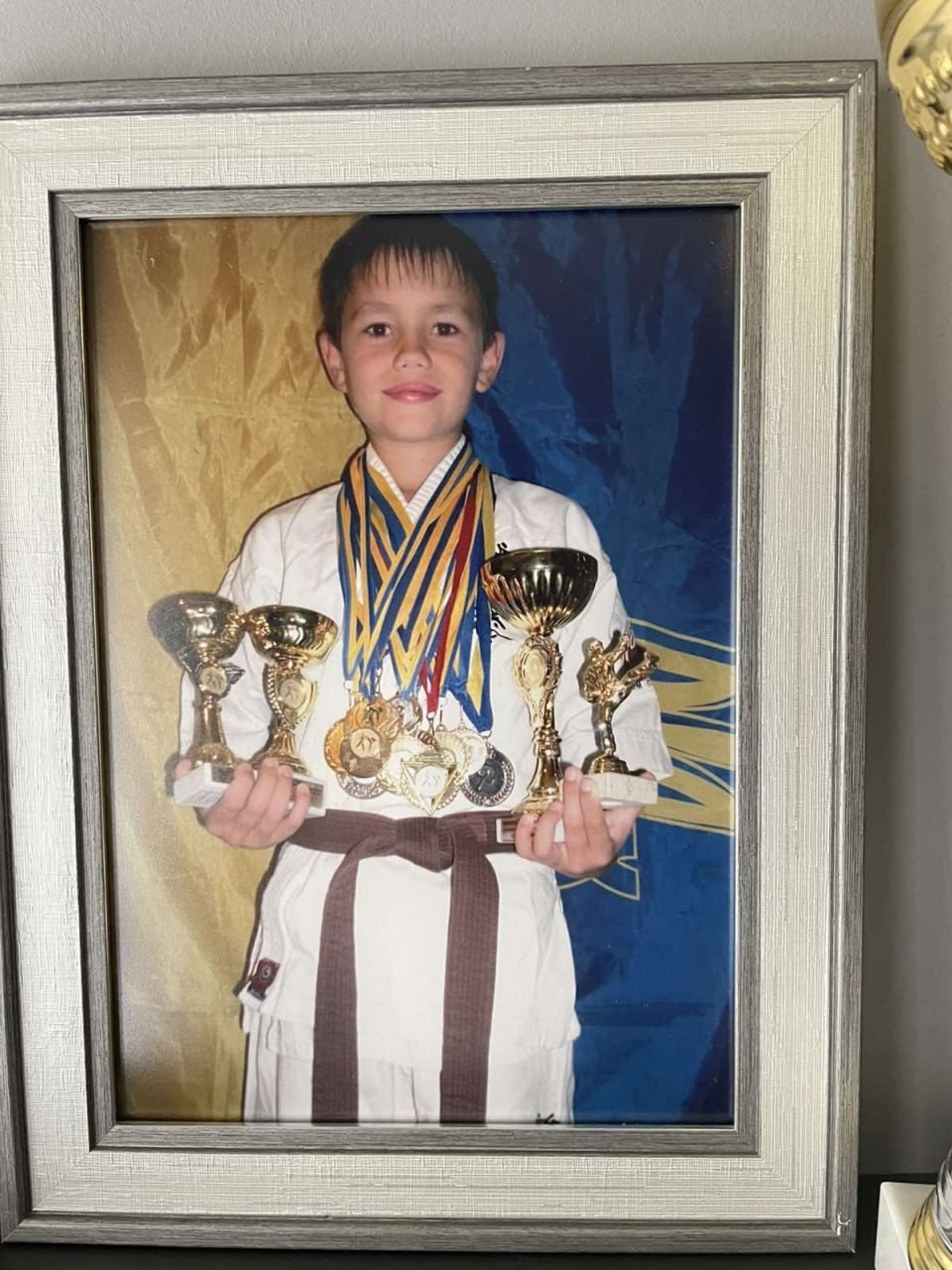 Вікторія Жидкова: «Підняла гирю 234 рази, вперше взявши до рук». Родина футболіста і воїна Миколи Жидкова будує мініфутбольне поле і бере участь у спортивних змаганнях — у пам'ять про сина