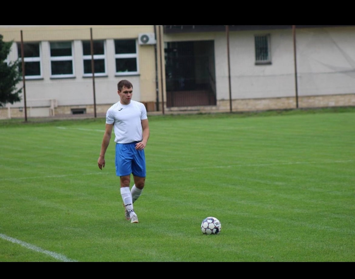 Вікторія Жидкова: «Підняла гирю 234 рази, вперше взявши до рук». Родина футболіста і воїна Миколи Жидкова будує мініфутбольне поле і бере участь у спортивних змаганнях — у пам'ять про сина