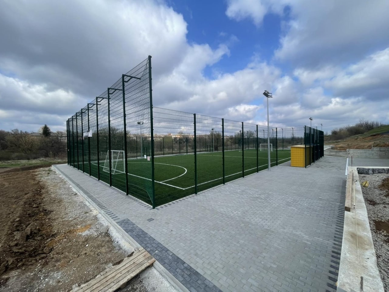 Вікторія Жидкова: «Підняла гирю 234 рази, вперше взявши до рук». Родина футболіста і воїна Миколи Жидкова будує мініфутбольне поле і бере участь у спортивних змаганнях — у пам'ять про сина