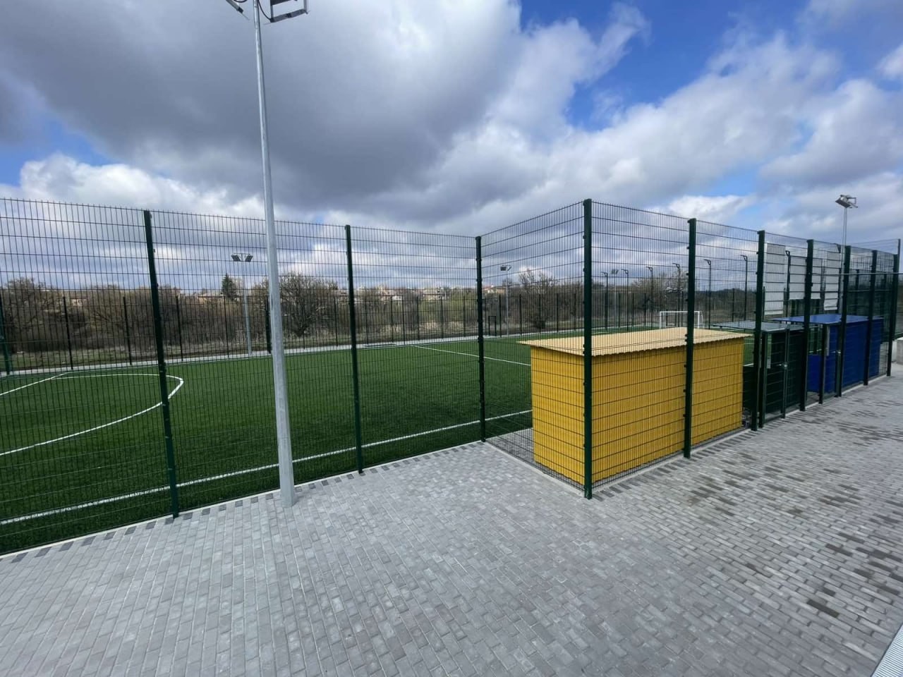 Вікторія Жидкова: «Підняла гирю 234 рази, вперше взявши до рук». Родина футболіста і воїна Миколи Жидкова будує мініфутбольне поле і бере участь у спортивних змаганнях — у пам'ять про сина