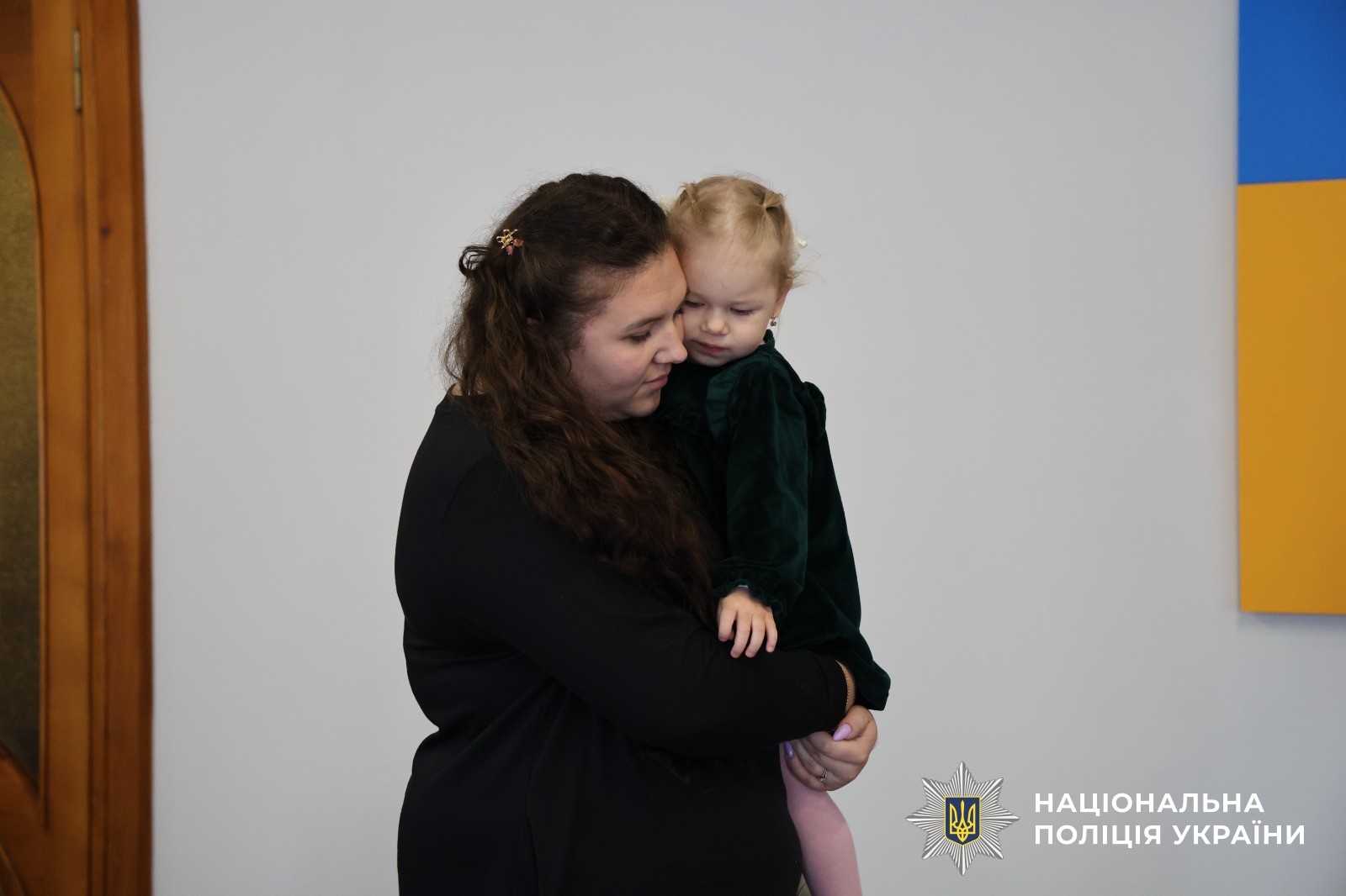 На Кіровоградщині родині загиблого поліцейського Івана Фесенка вручили державну нагороду На Кіровоградщині родині загиблого поліцейського Івана Фесенка вручили державну нагороду