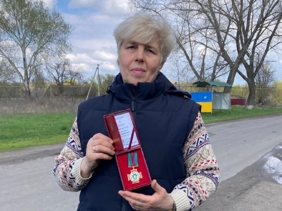 Волонтерка і мати загиблого воїна Зоя Левченко із Захарівки на Кіровоградщини отримала відзнаку «За співпрацю» від НГУ