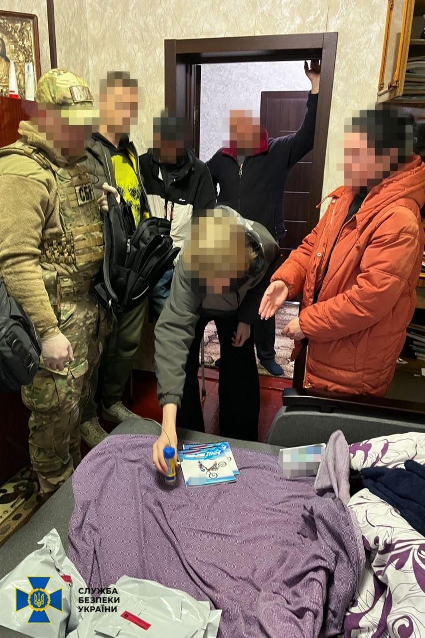СБУ затримала підлітків, яких рф вербувала для терактів у школах