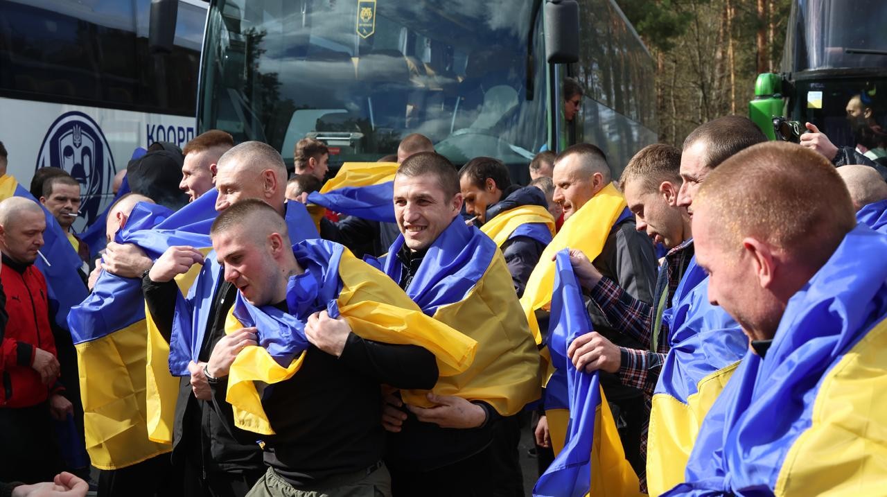 Другий етап великоднього обміну: 193 українських воїни повернулися додому