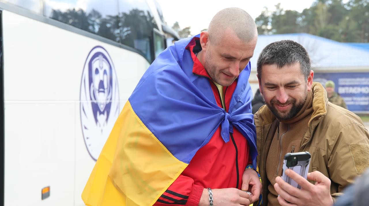 Другий етап великоднього обміну: 193 українських воїни повернулися додому