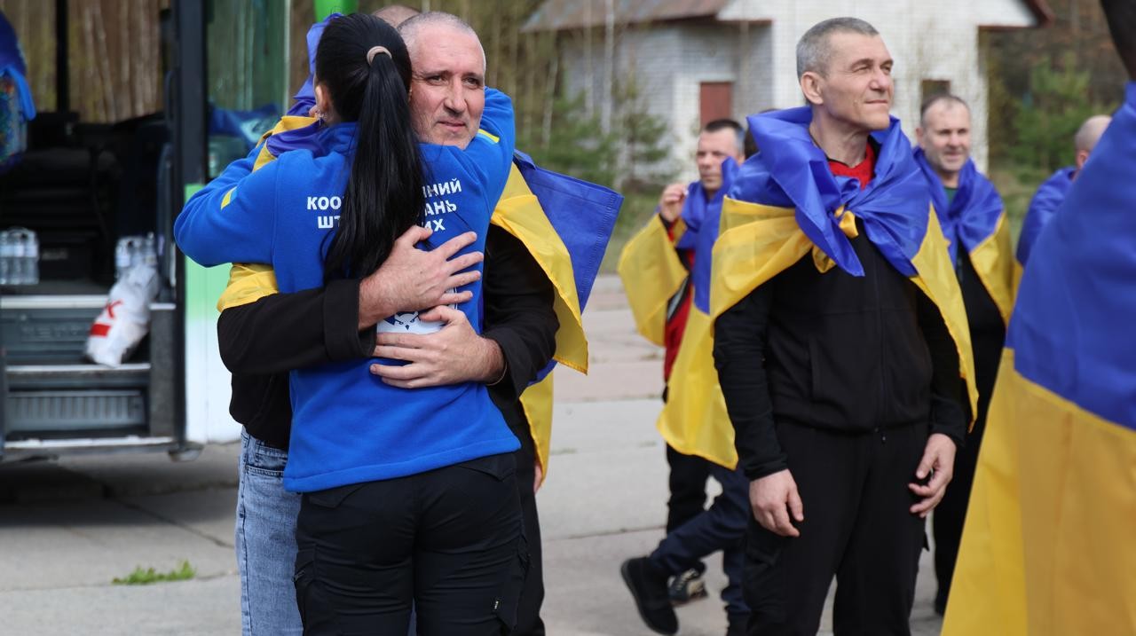 Другий етап великоднього обміну: 193 українських воїни повернулися додому