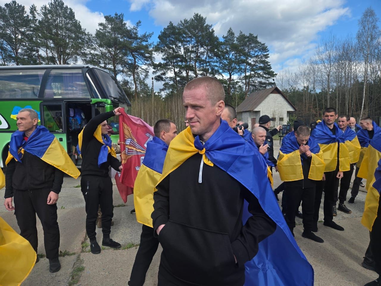 Другий етап великоднього обміну: 193 українських воїни повернулися додому