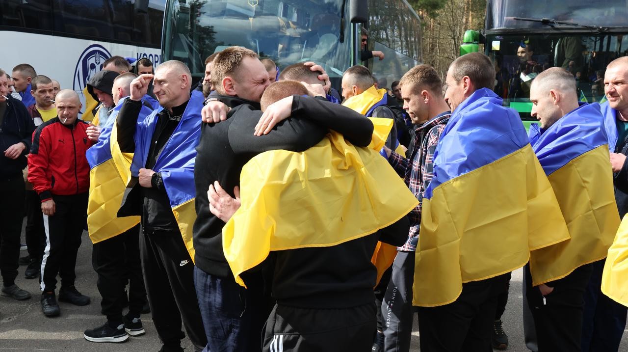 Другий етап великоднього обміну: 193 українських воїни повернулися додому