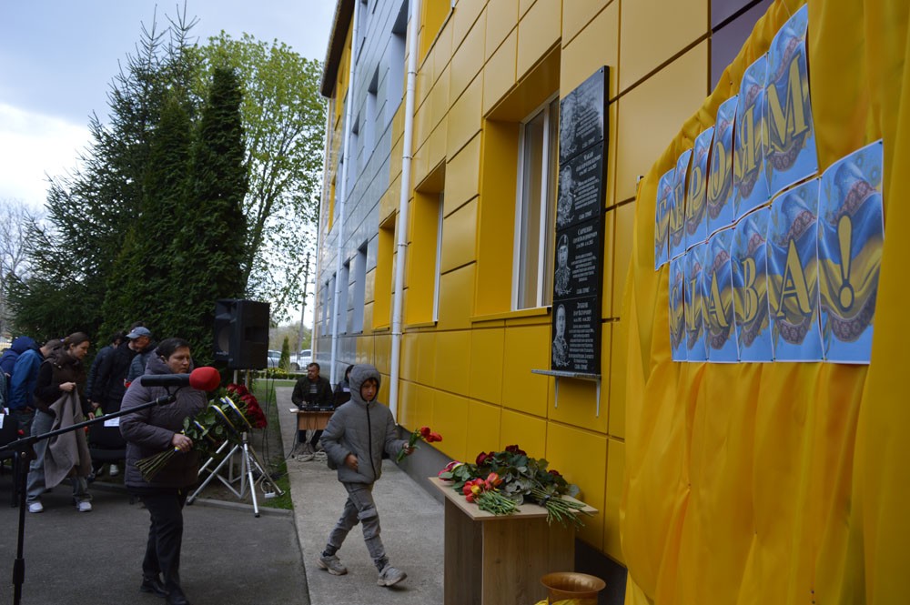 В Олександрівському ліцеї №1 відкрили меморіальні дошки чотирьом загиблим захисникам