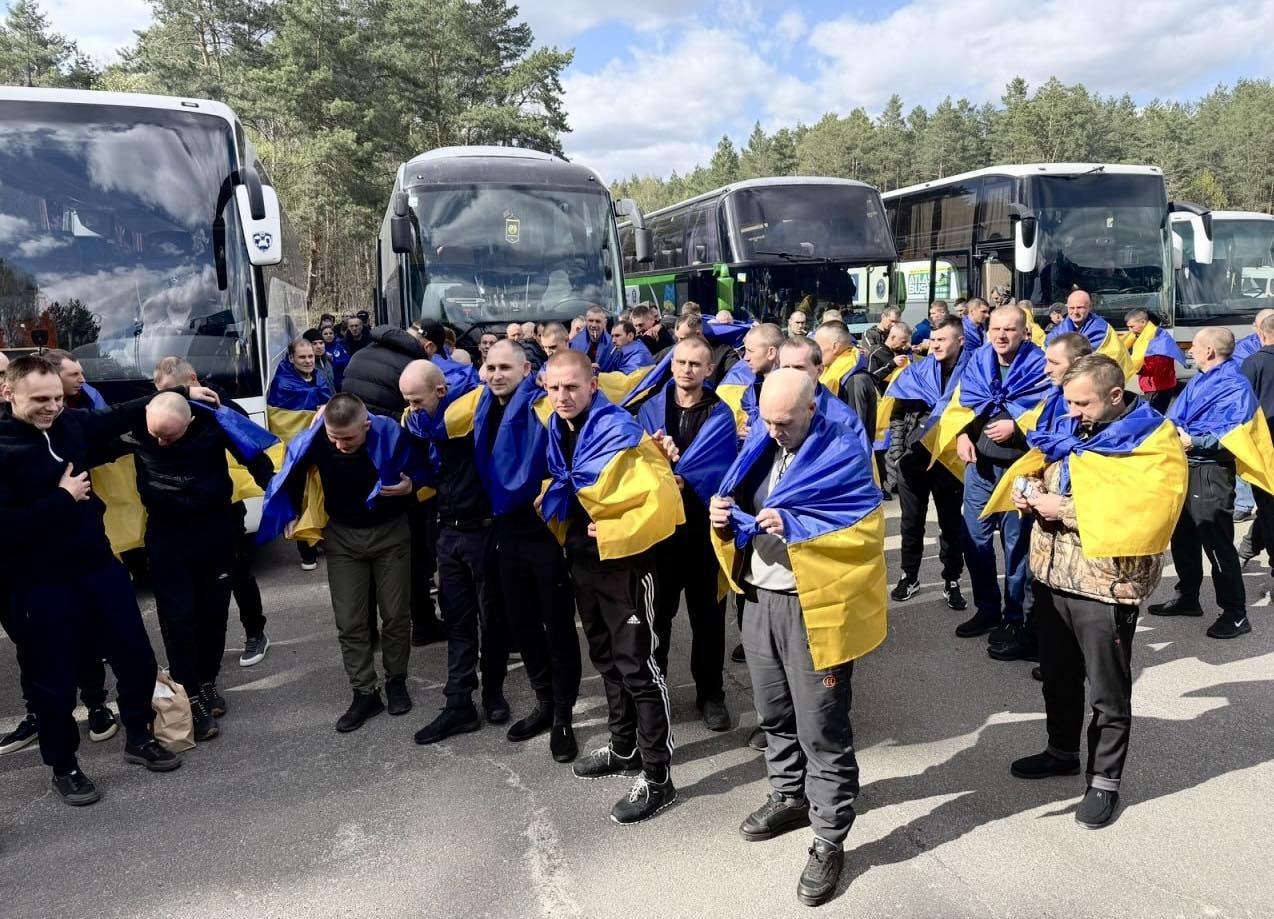 На Кіровоградщину повернулися шестеро звільнених із полону захисників
