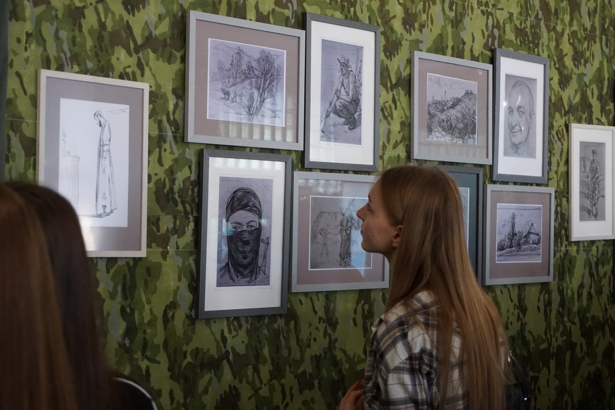 У Гайвороні презентували виставку воїна-митця Василя Теличка-Еверта «Щоденник»