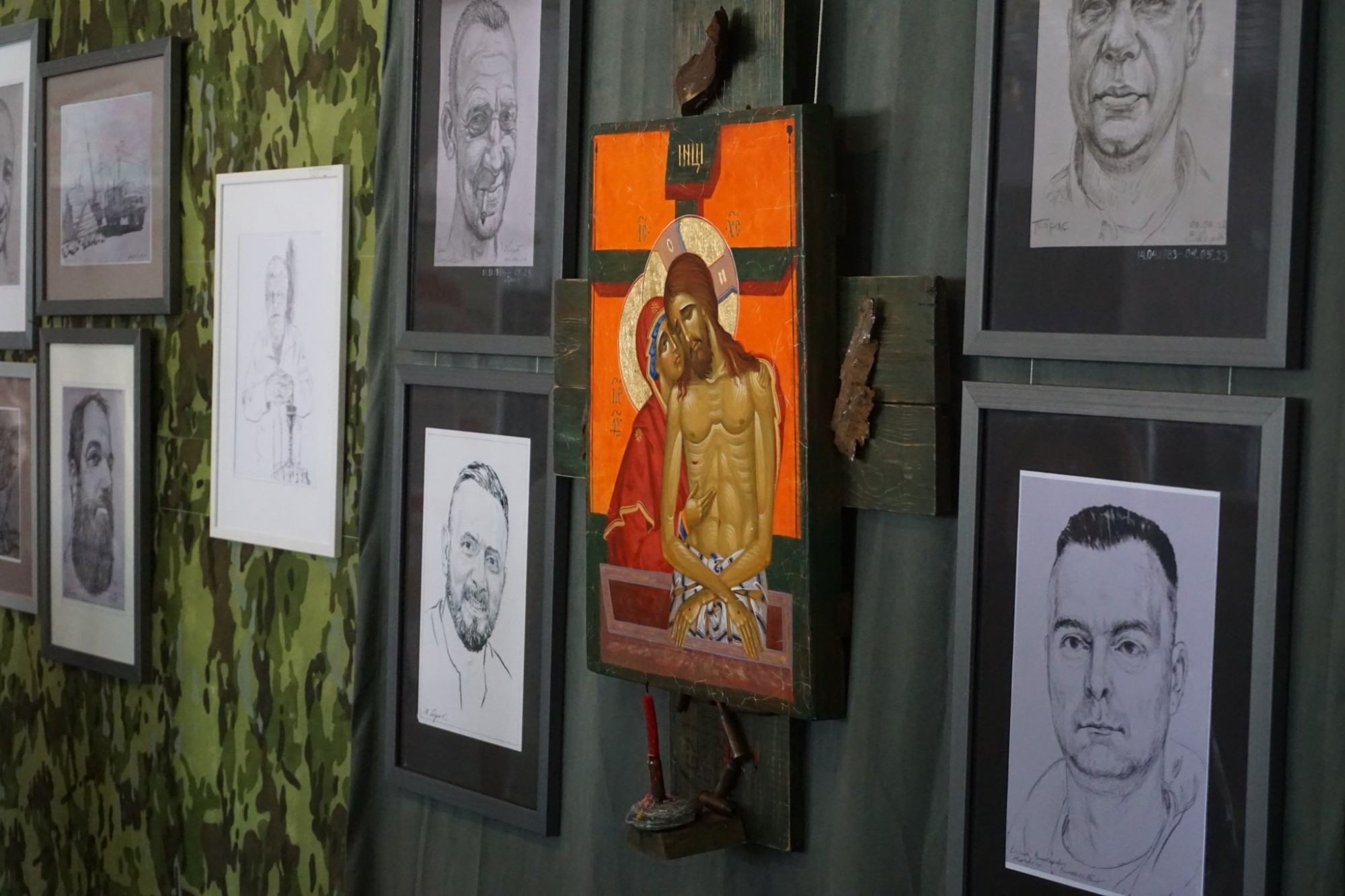У Гайвороні презентували виставку воїна-митця Василя Теличка-Еверта «Щоденник»
